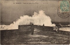 Biarritz - Vague au rocher de la Vierge à Biarritz