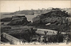 Biarritz - Vue sur le Port des Pecheurs le Rocher de Basta à Biarritz
