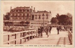 Arcachon-La jetée vers la Place Thiers et les Hotels à Arcachon