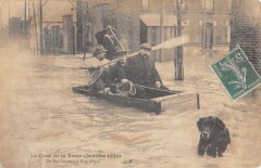 Carte postale ancienne La Crue de la Seine (Janvier 1910) - Un Bac improvisé Rue d'Ivry
                                                                     à Paris 13e
                                