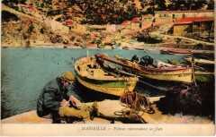 Marseille - Pecheur raccomodant ses filets à Marseille