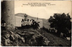 Ronzieres - La Procession sortant de l'enceinte fortifie