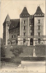Pau Le Chateau et la Statue de Gaston Phebus