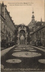 Bauge - Cour des Hommes le jour de la fete Dieu