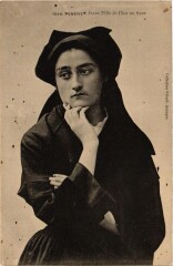 Pensive Jeune Fille de l'Ile de Sein Folklore