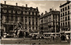 Lyon - Les Pigeons devant la Fontaine -
																					69000 Lyon
																			