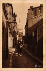 Montmartre - La Rue Saint-Rustique - Au fond, le Sacré-Coeur à Paris 18e