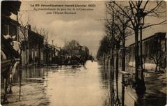 Carte postale ancienne Le XVe Arrondissement inondé (Janvier 1910) - Le transbordement du pain rue de la Convention pour l'Hôpital Boucicaut
                                                                     à Paris 15e
                                
