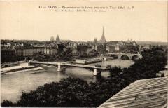 Paris Panorama sur la Seine pris vers la Tour Eiffel