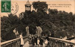 Buttes Chaumont - Sur la Passerelle à Paris 19e