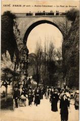 Carte postale ancienne Buttes-Chaumont - Le Pont de Briques
                                                                     à Paris 19e
                                