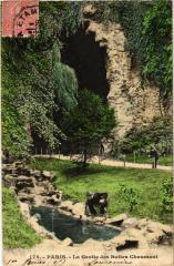 La Grotte des Buttes-Chaumont à Paris 19e