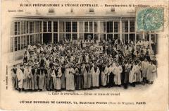 Carte postale ancienne L'Ecole Duvigneau de Lanneau - Boulevard Pereire - La Cour de Récréation - Elèves en tenue de travail
                                                                     à Paris 17e
                                