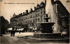 Grenoble - Place Grenette et son Jet d'Eau à Grenoble
