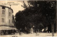 Basse-Alpes Annot (700m) Statue estivale La Place Platanes ...(244278)