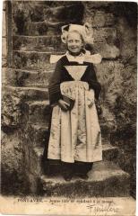 Pont-Aven - Jeune fille se rendant a la messe à Pont-Aven