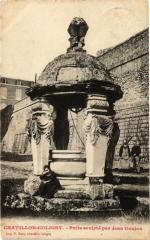 Chatillon-Coligny - Puits sculpte par Jean Goujon à Châtillon-Coligny