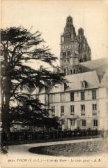 Tours-Cour du Musée à Tours