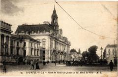 Tours-Place du Palais de Justice et de l'Hotel de Ville à Tours
