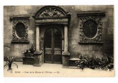 Riom - Cour de la maison de l'horlage à Riom