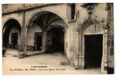 Riom - Cour de la mairie à Riom