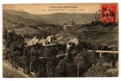 Saint-Nectaire - Vue prise sur l'Eglise à Saint-Nectaire