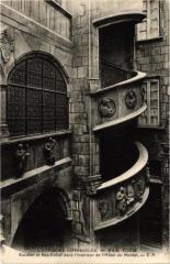 Riom - Escalier et Bas Relief dans l'inteieur à Riom