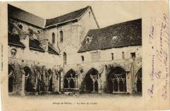 Abbaye de Noirlac-La Cour du Cloitre