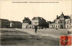 Chalonnes-sur-Loire - Place du Champ de foire et l'Hotel de Ville