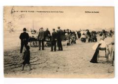 Berck-Plage - Promeneurs au bords de l'eau à Berck