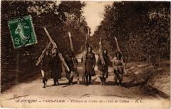 Le Touquet-Paris-Plage - Pécheuses de crevettes dans l'allée au Touquet-Paris-Plage