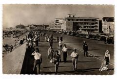 Berck-Plage - Promenade sur la digue à Berck