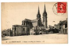 La ferte mace .- L'eglise et la place du chateau