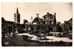 Tesse-la-Madeleine - La jardin de l'hotel de la roseraine à Rai