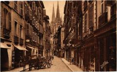 Bayonne - Rue du Port-Neuf et les fleches de la Cathedrale à Bayonne