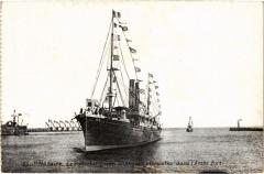 Carte postale ancienne Saint-Nazaire-Le Paquebot Transatlantique Le Versailles dans l'Avant
                                                                     à Saint-Nazaire
                                
