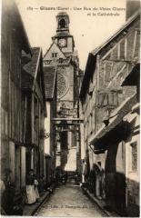Gisors - Une Rue du Vieux Gisors et la Cathédrale à Gisors