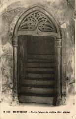 Montbenoit - Porte d'angle du cloitre (Xiii siécle) à Montbenoît