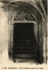 Montbenoit - Porte d'angle du cloitre (Xiii siécle) à Montbenoît