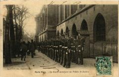 Paris Vecu. La Garde montante au Palais de Justice