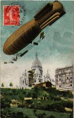 Carte postale ancienne Le Dirigeable Ville de Paris au dessus de Montmartre
                                                                     à Paris 18e
                                