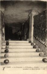 Carte postale ancienne Les Catacombes - L'Ossuaire - Escalier descendant à la Basse Carrière
                                                                     à Paris 14e
                                