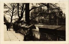Paris 4e Bouquiniste du Quai Montebello; Notre Dame à Paris 4e