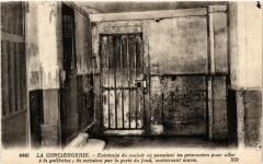 Paris (1e) La Conciergerie. Extremite du couloir à Paris 1er