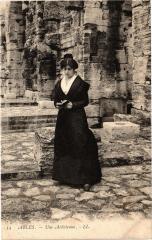 Arles-Une Arlésienne à Arles