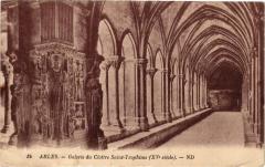 Arles-Galerie du Cloitre Saint-Trophime à Arles