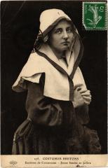 Costumes Bretons - Env. de Concarneau - Jeune femme en priere à Concarneau