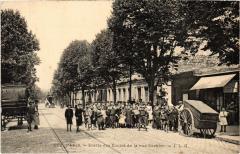 Carte postale ancienne Sortie des Ecoles de la rue Sorbier
                                                                     à Paris 20e
                                