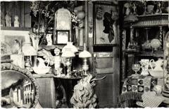 Paris Au Marche aux Puces interieur d'une boutique