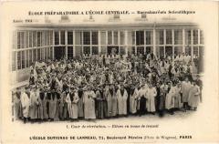 Carte postale ancienne L'Ecole Duvigneau de Lanneau - Boulevard Pereire - La Cour de Récréation - Elèves en tenue de travail
                                                                     à Paris 17e
                                